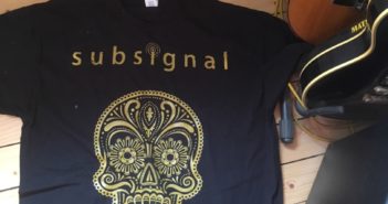 Gewinnt ein “La Muerta”-Sorglos-Päckchen von Subsignal! "La Muerta"-Bandshirt von Subsignal