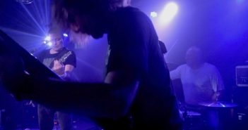 Videopremiere: Trigon, ‘Fata Morgana’ live Trigon, 16. November 2019 im Südstern-Haus, Landau. Still: Andi Weimann